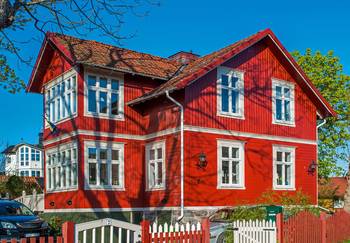Пример красивого фасада красного цвета в деревенском стиле