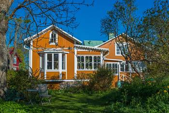 Вариант загородного дома оранжевого цвета в деревенском стиле