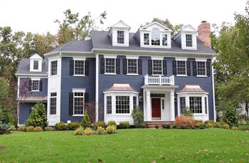 Пример красивой отделки фасада дома синего цвета в английском стиле