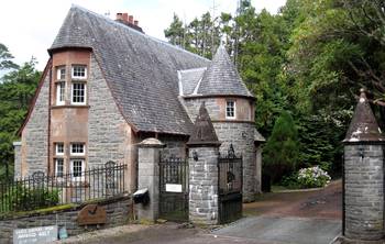 Фасад частного дома серого цвета в тюдора стиле