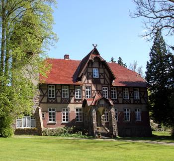 Оформление фасада дома коричневого цвета в фахверка стиле