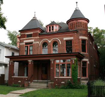 Пример отделки частного дома коричневого цвета в викторианском стиле