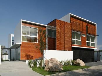 Вариант бетонного загородного дома оранжевого цвета