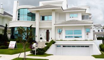 Красивый дом белого цвета в современном стиле
