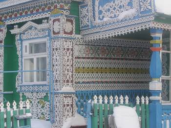Вариант дома пестрого цвета в деревенском стиле