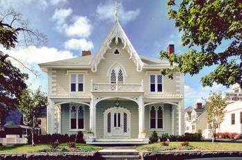 Красивый дом в готическом стиле