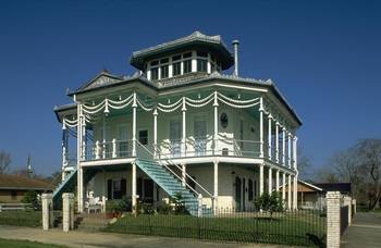 Пример облицовки дома белого цвета с террасой