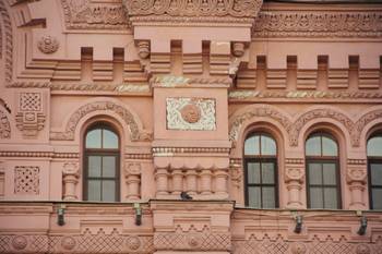 Фото фасада розового цвета в псевдорусском стиле