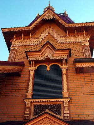 Вариант загородного дома оранжевого цвета в псевдорусском стиле