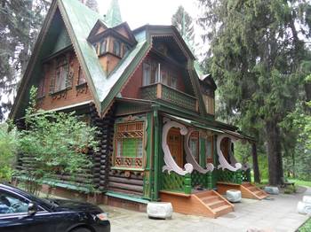 Дом пестрого цвета с красивым балконом