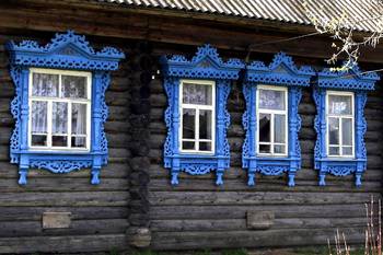 Дизайн фасада дома синего цвета в деревенском стиле