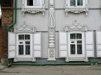 Дизайн фасада дома серого цвета в деревенском стиле