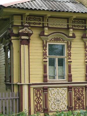 Красивый желтый дом в деревенском стиле