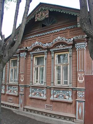 Вариант дома в деревенском стиле с интересными окнами