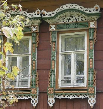 Дом пестрого цвета в деревенском стиле
