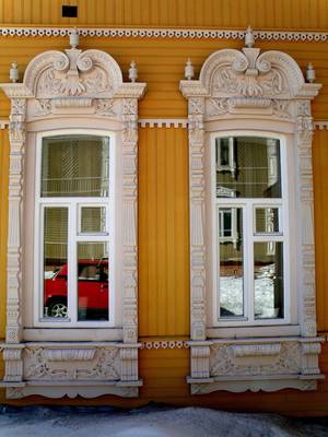 Фасад частного дома желтого цвета в деревенском стиле