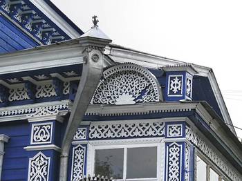 Дизайн фасада частного дома синего цвета в деревенском стиле
