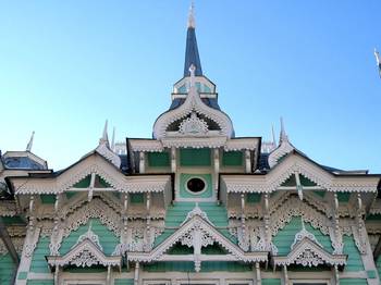 Красивый дом бирюзового цвета в псевдорусском стиле