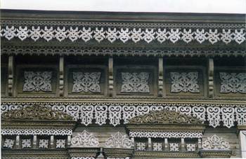 Индивидуальный дизайн фасада пестрого цвета в деревенском стиле