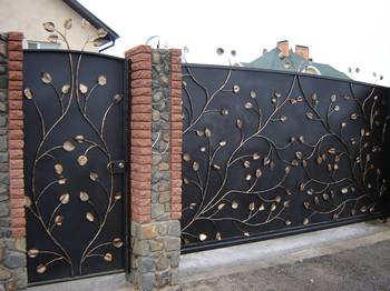 Облицовка фасада с забором