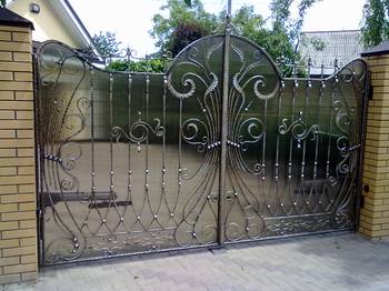 Пример отделки частного дома с забором