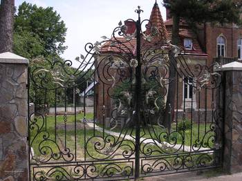 Пример облицовки фасада с забором