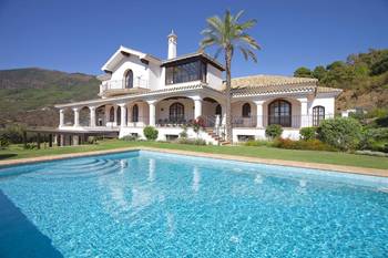 Пример дома белого цвета в средиземноморском стиле