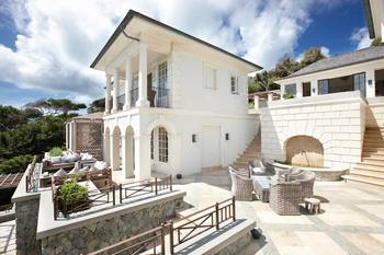 Фото красивого дома белого цвета в средиземноморском стиле