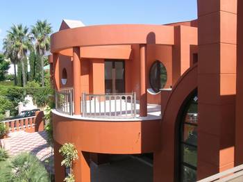 Пример отделки загородного дома оранжевого цвета в современном стиле