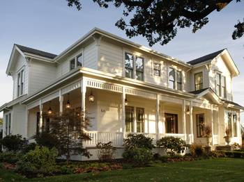 Красивый дом бежевого цвета в викторианском стиле