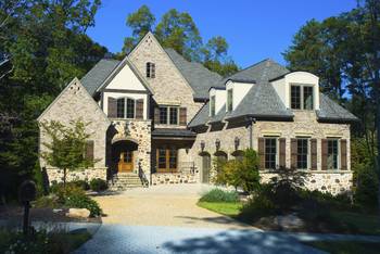 Красивый каменный дом