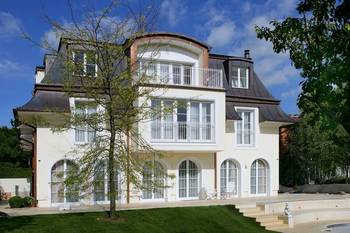Вариант дома в французском стиле с красивым балконом