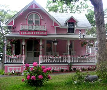 Дом розового цвета в викторианском стиле