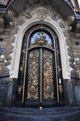 Входная дверь, богатая декором в стиле ампир