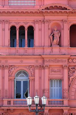Облицовка фасада розового цвета в ампир стиле
