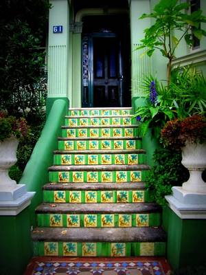 Зеленая лестница с керамической плиткой