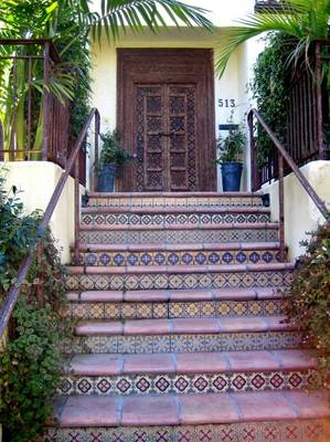 Красивый дом пестрого цвета в средиземноморском стиле