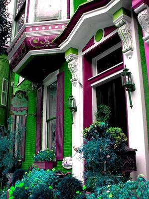 Фасад в викторианском стиле с красивым входом