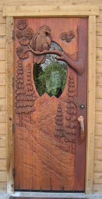 Деревянная дверь с резным пейзажем