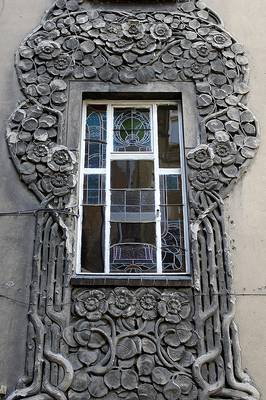 Дизайн фасада дома серого цвета с интересными окнами