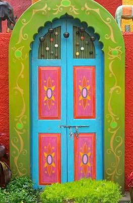 Красивый дом пестрого цвета с красивой дверью