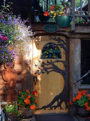 Фото дома пестрого цвета с красивой дверью