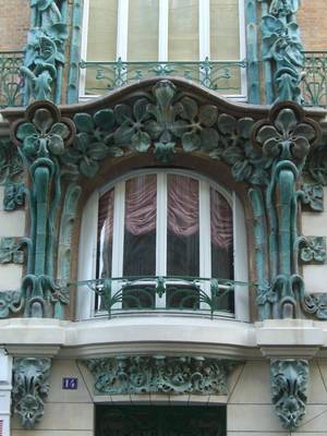 Пример кованых элементов на фасаде дома