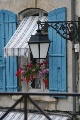 Украшение дома синего цвета в средиземноморском стиле