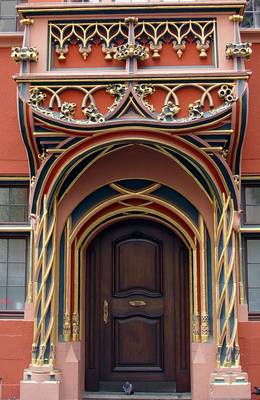 Пример отделки частного коттеджа в восточном стиле с красивой дверью