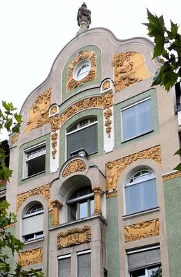 Облицовка фасада дома в ампир стиле с фронтоном