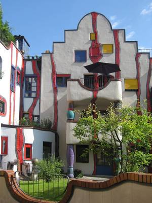 Дизайн фасада дома пестрого цвета в современном стиле