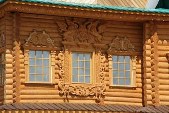 Оформление фасада желтого цвета в деревенском стиле