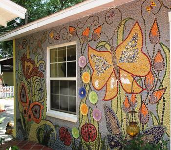 Бабочки из мозаики на стенах