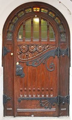 Облицовка коттеджа в модерна стиле с красивой дверью